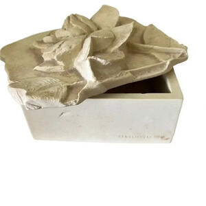 𝅺Vintage Carved Rose Momento Alabaster Box Hen Feathers‎